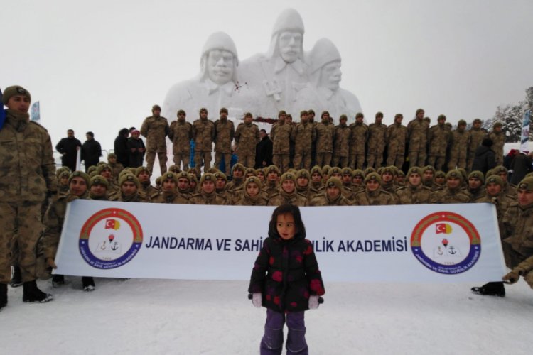 Şehit Mehmet&ccedil;iklerin kardan heykellerine yoğun ilgi