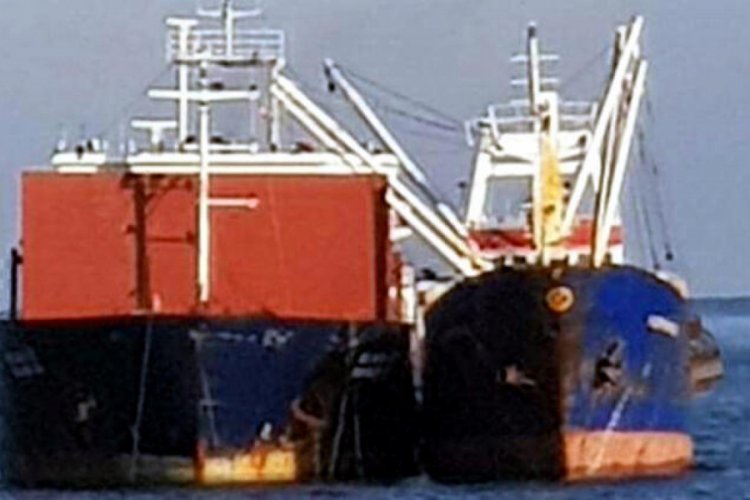 Karaya oturan geminin y&uuml;k&uuml; başka gemiye aktarılıyor