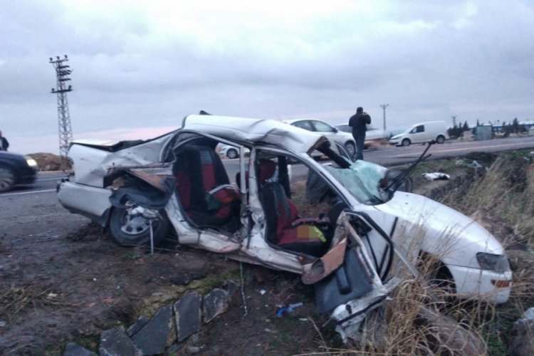 Yolcu minib&uuml;s&uuml; ile otomobil &ccedil;arpıştı: 2 &ouml;l&uuml;, 12 yaralı