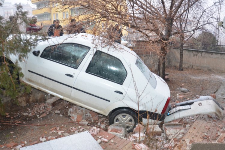 Otomobil apartmanın bah&ccedil;e duvarından d&uuml;şt&uuml;