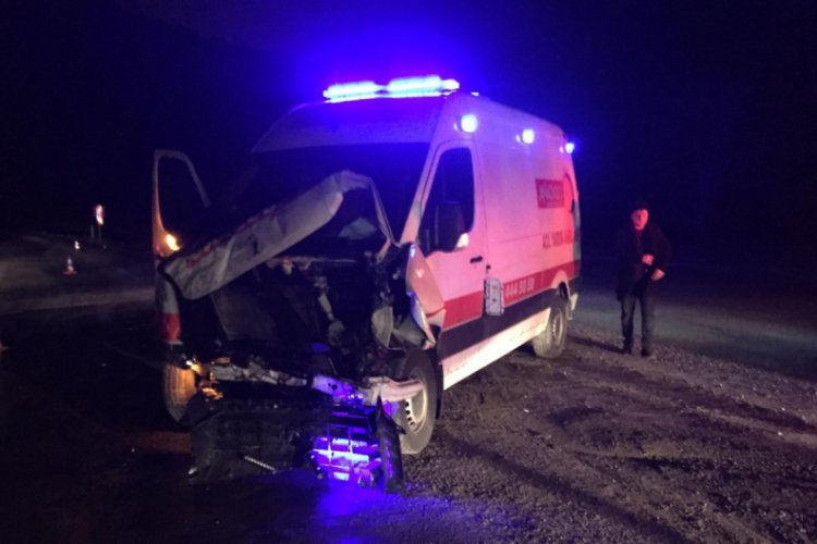 Ambulans istinat duvarına &ccedil;arptı: 1 yaralı
