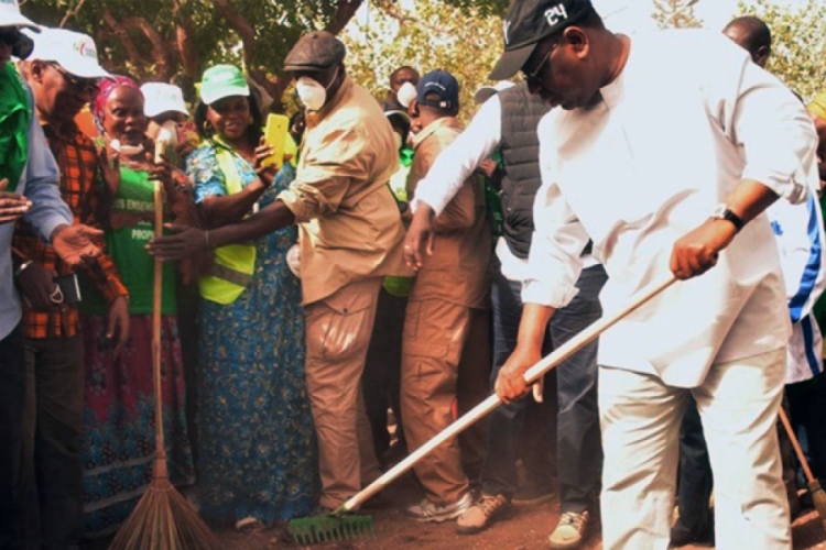 Senegal Cumhurbaşkanı sokakları temizledi