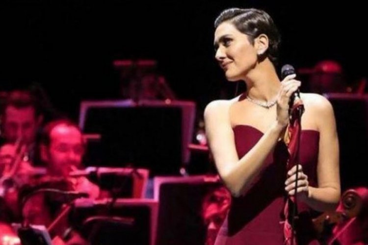 Berg&uuml;zar Korel'den karnı burnunda poz