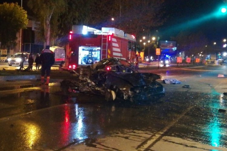 Takla atan ara&ccedil;tan caddeye savruldular: 2 &ouml;l&uuml;, 1 yaralı