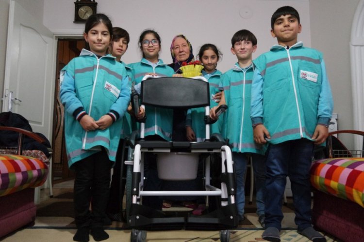 Bursa'da ilkokul &ouml;ğrencileri fel&ccedil;li eşine tek başına bakan kadının y&uuml;z&uuml;n&uuml; g&uuml;ld&uuml;rd&uuml;