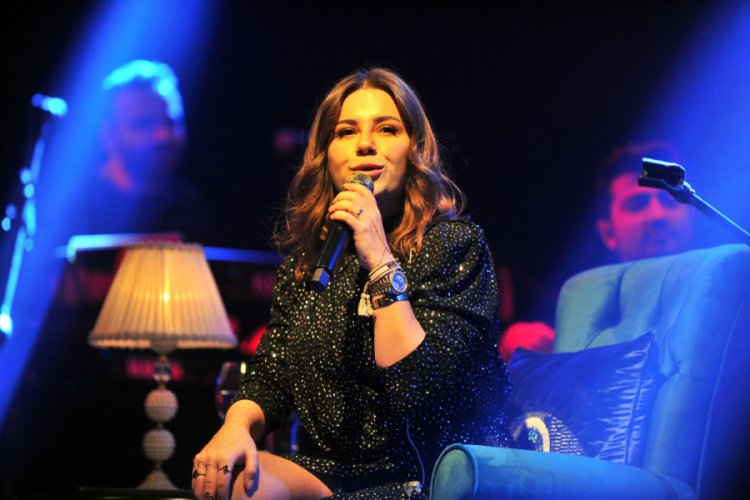 Bursa'da kırık parmağıyla konser verdi