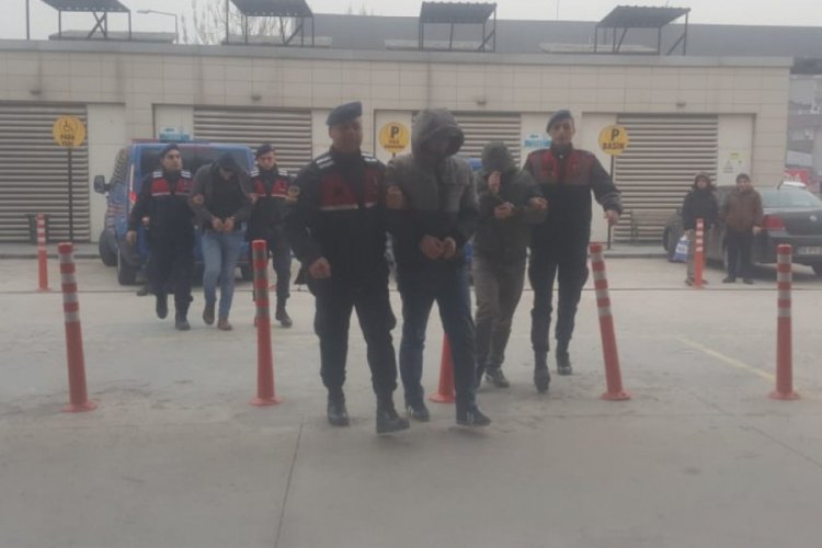 Bursa'da jandarmadan ka&ccedil;maya &ccedil;alışırken &ccedil;amura saplanan ara&ccedil;tan uyuşturucu &ccedil;ıktı