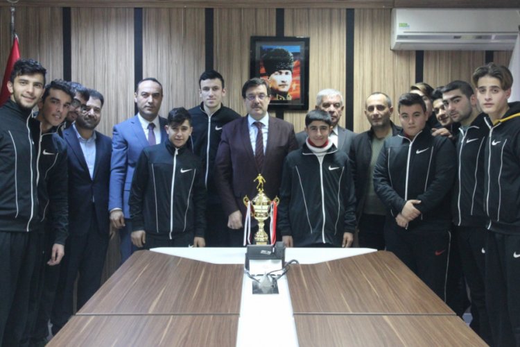 Bursa Mili Eğitim M&uuml;d&uuml;r&uuml; kupa alan &ouml;zel sporcuları kutladı