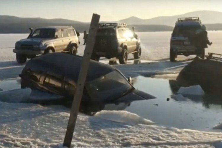 Rusya'da buz tabakası kırıldı, 45 ara&ccedil; suya battı