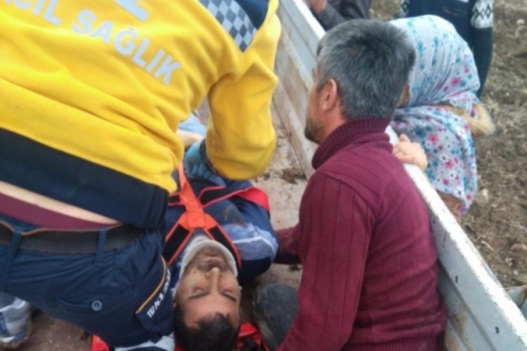 Toprak altında kalan iş&ccedil;iyi itfaiye ve k&ouml;yl&uuml;ler kurtardı