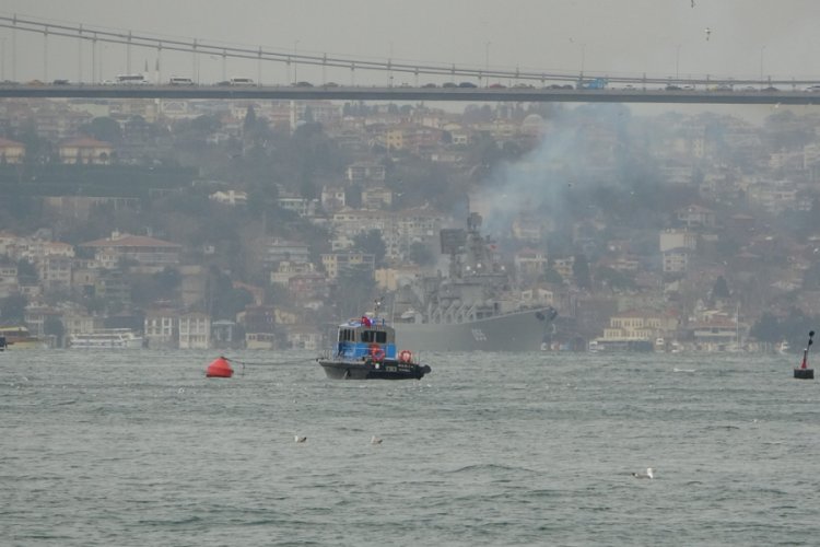 Rus savaş gemisi İstanbul Boğazı'ndan ge&ccedil;ti