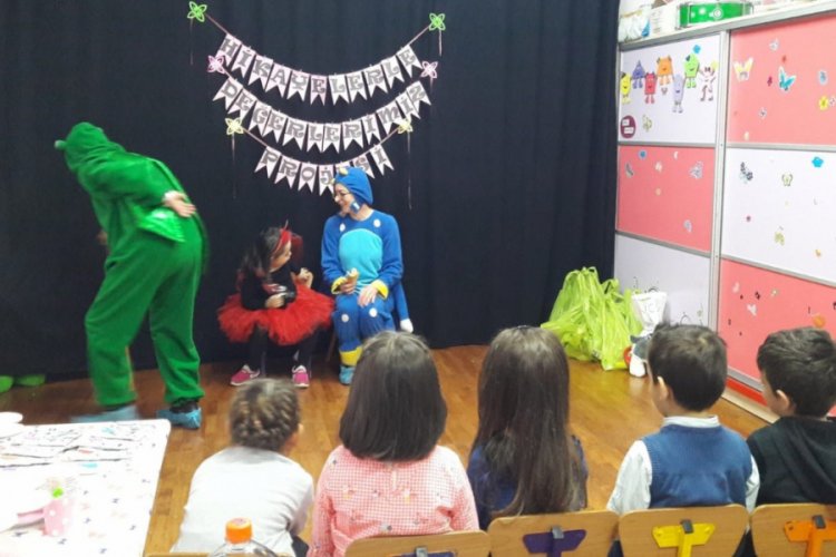 Veliler hem hazırladı hem &ccedil;ocuklarıyla oynadı