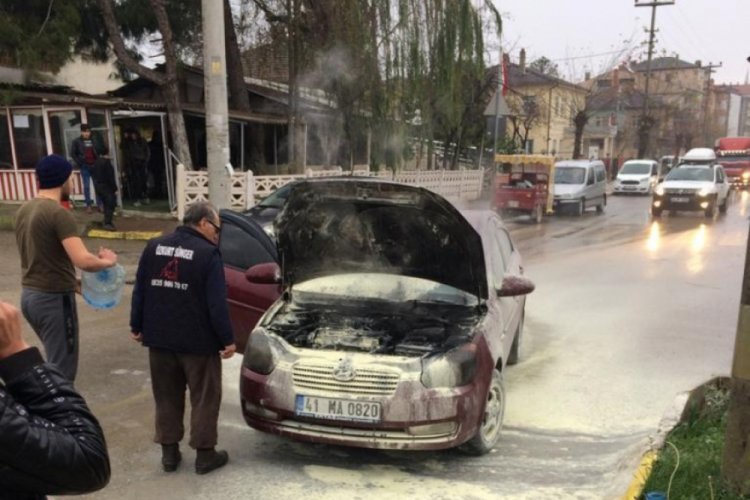 Alev alan otomobile ilk m&uuml;dahaleyi vatandaş yaptı