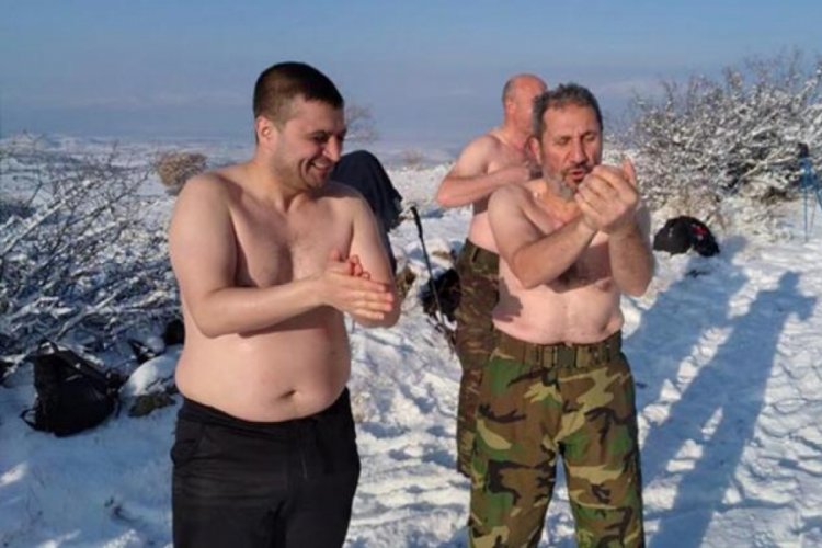 Eksi 15 derecede 'kar banyosu' yaptılar