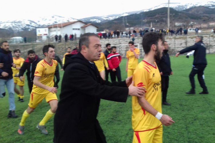Futbolcular sahada tekme-tokat kavga etti