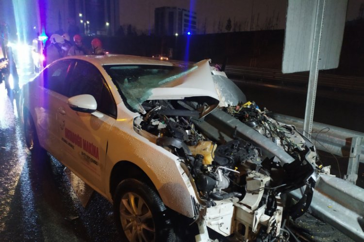 Otomobil bariyerlere ok gibi saplandı!
