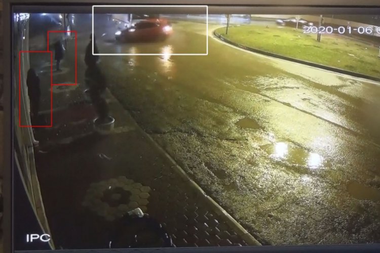 Bursa'da otomobil ile servis aracı b&ouml;yle &ccedil;arpıştı, kaldırımda bekleyen kadınlar da &ouml;l&uuml;mden d&ouml;nd&uuml;