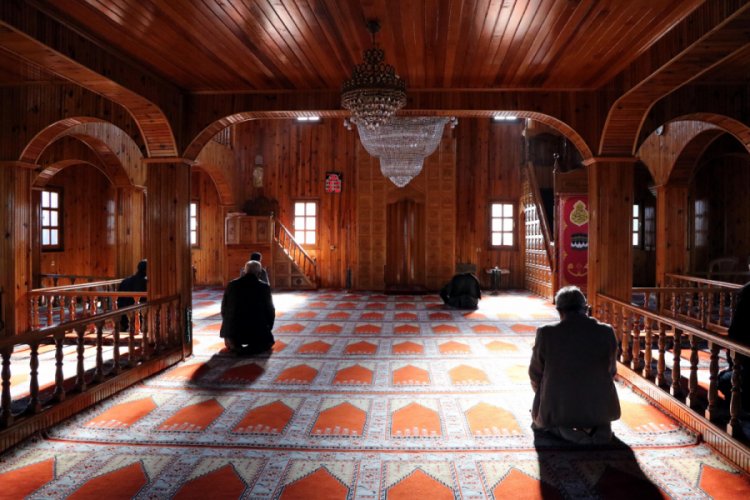 &Ccedil;ivi kullanılmadan yapılan ahşap cami zamana meydan okuyor