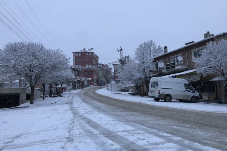 Bursa Büyükorhan'da yılın ilk karı yağdı