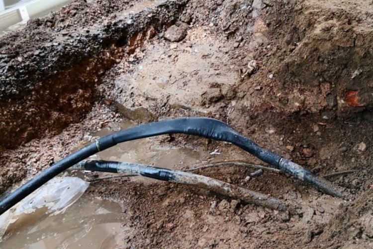 Ka&ccedil;ak elektrik i&ccedil;in yeraltından hat &ccedil;ekmişler