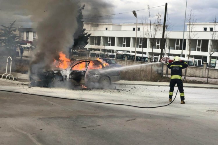 Hastane bah&ccedil;esinde otomobil alev alev yandı