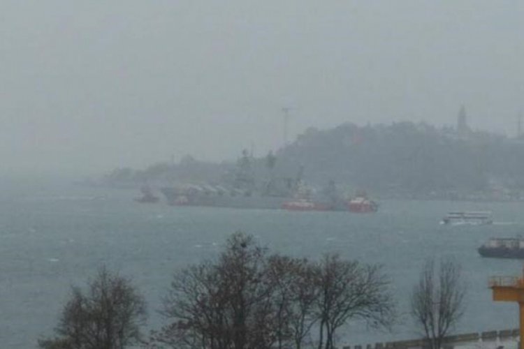 Rus savaş gemisi Boğaz'da s&uuml;r&uuml;klendi