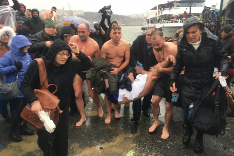 Ha&ccedil; &ccedil;ıkarma t&ouml;reni sırasında fenalaşıp hastaneye kaldırıldı