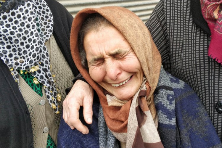 Yaşlı kadın evinin çatısı yanarken gözyaşlarına boğuldu - Güncel