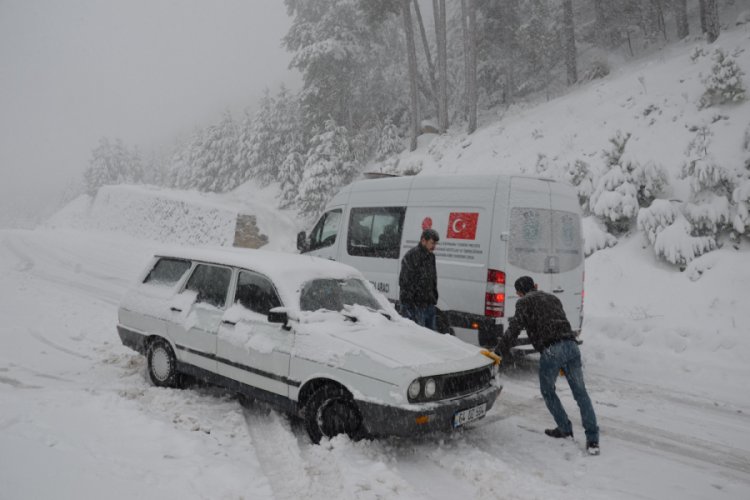 Yolda kalan ara&ccedil;lar kurtarıldı