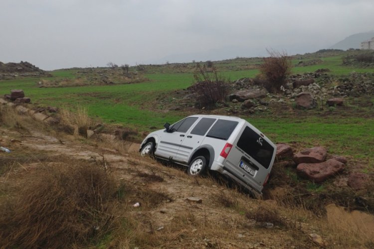 Ara&ccedil; yoldan &ccedil;ıkıp su kanalına u&ccedil;tu
