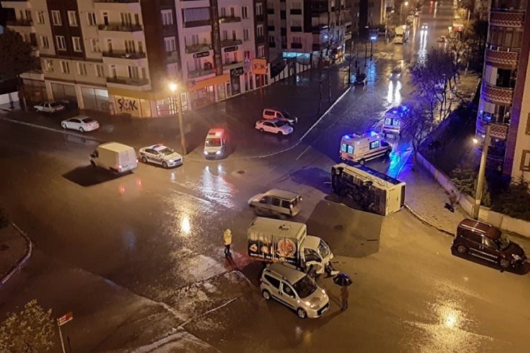 Ekmek taşıyan kamyonetin &ccedil;arptığı iş&ccedil;i servisi devrildi