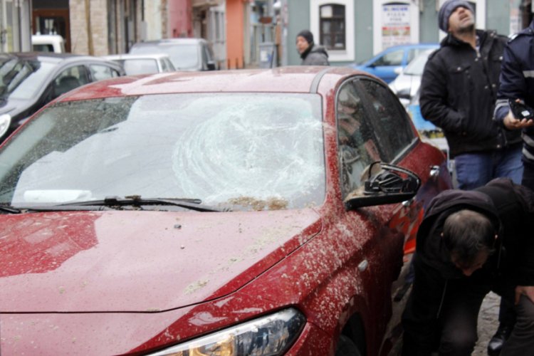 Fırtına sebebiyle duvar otomobilin &uuml;st&uuml;ne devrildi