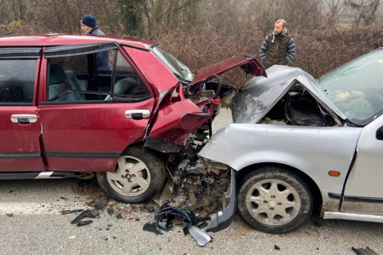 D&uuml;zce'de iki otomobil &ccedil;arpıştı: 7 yaralı