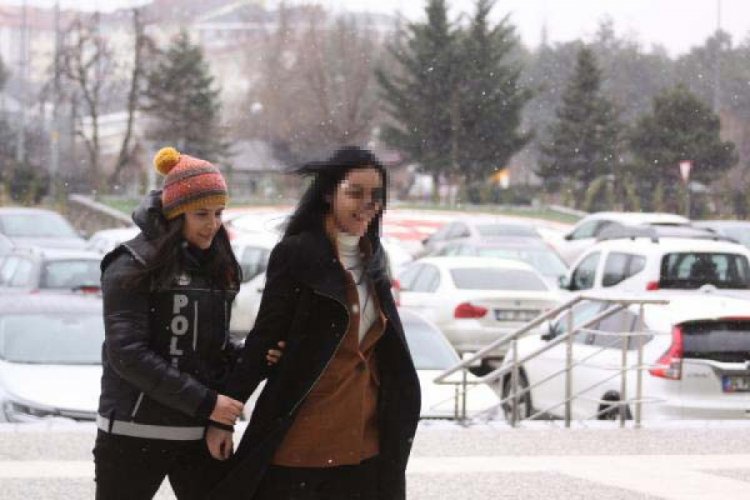 Otob&uuml;ste esrarla yakalandı, adliyeye g&ouml;t&uuml;r&uuml;l&uuml;rken g&uuml;ld&uuml;