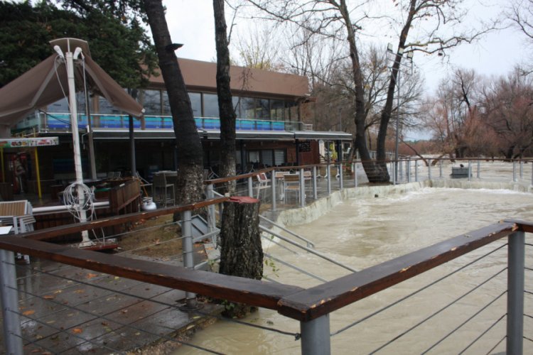 Su seviyesi ırmak kıyısındaki tesisleri tehdit ediyor