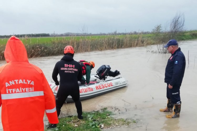 Sele kapılan &ccedil;oban kurtuldu, hayvanlara ulaşılamıyor