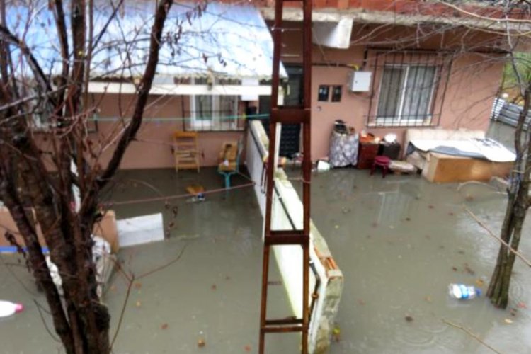 Sağanak yağış nedeniyle evi su bastı