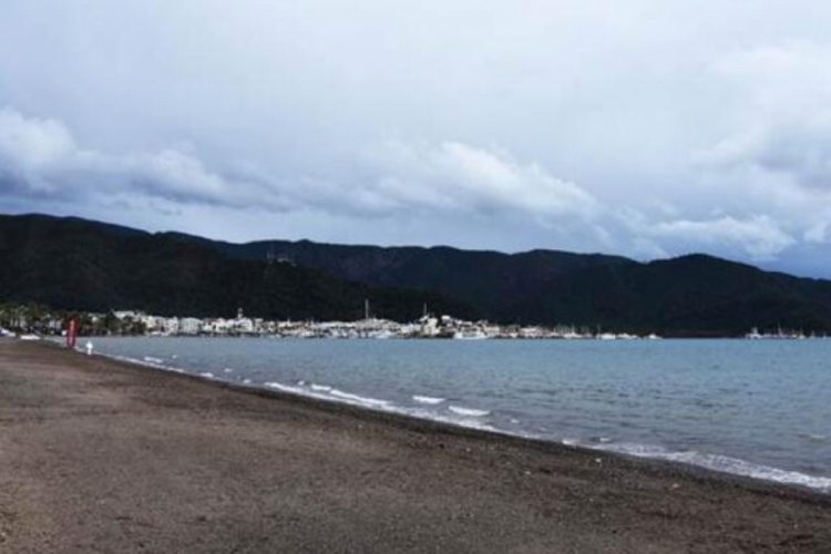 Sağanak denizin rengini değiştirdi