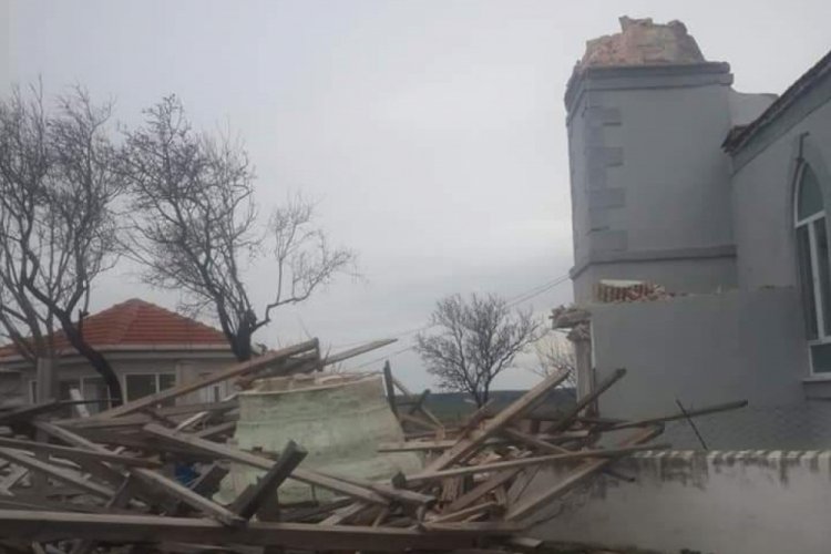Caminin minaresi r&uuml;zgara dayanamadı