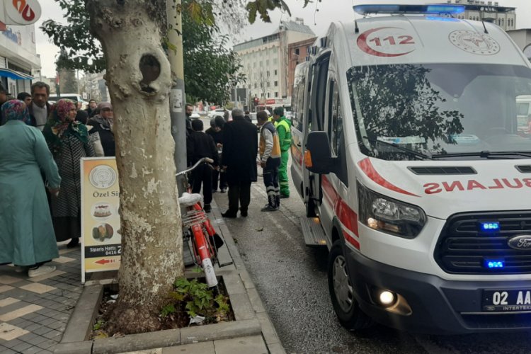 Yayaya &ccedil;arpmamak i&ccedil;in motosikleti devirdi
