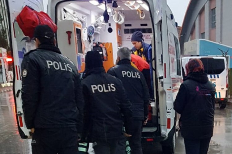 Halk otob&uuml;s&uuml;n&uuml;n &ccedil;arptığı 2 kadın ağır yaralandı