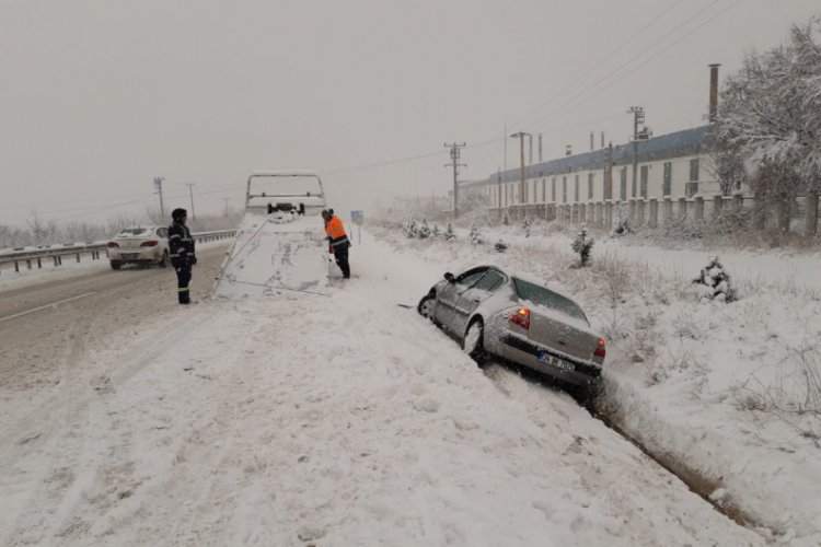Bilecik'te otomobil su kanalına d&uuml;şt&uuml;