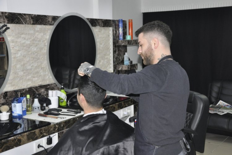 Kuaf&ouml;rden fakir &ouml;ğrencilere eğitim hayatları boyunca &uuml;cretsiz tıraş