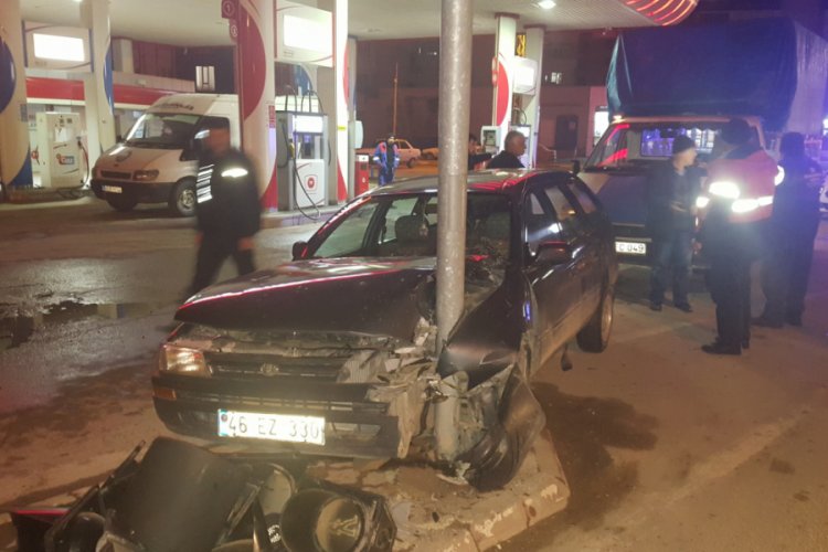 Otomobil trafik lambasına &ccedil;arptı