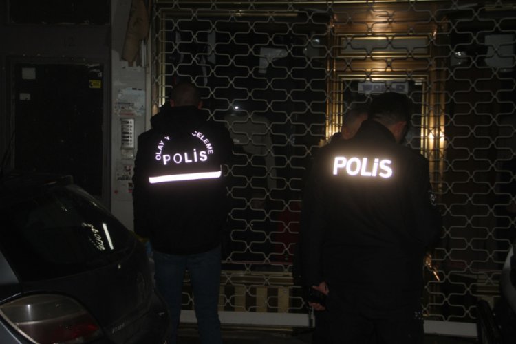 &Ccedil;ilingir yardımıyla girdiği evde annesinin cansız bedeniyle karşılaştı