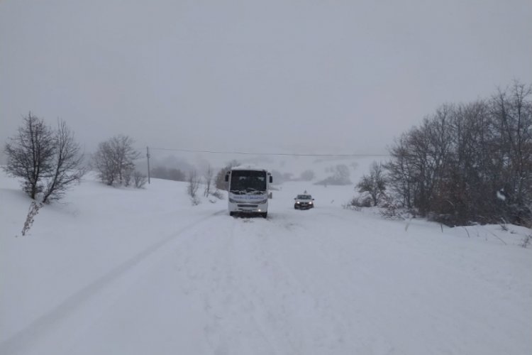 Yolda kalan &ouml;ğrenci servisi ve vatandaşlar kurtarıldı