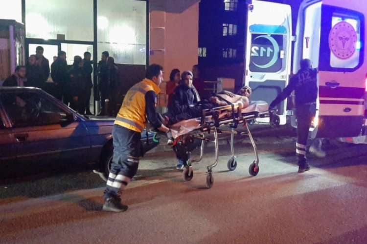 Evinin &ouml;n&uuml;nde silahlı saldırıya uğrayınca kahvehaneye sığındı