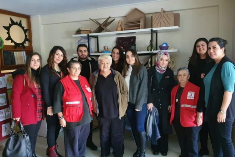 &Uuml;niversite &ouml;ğrencileri 2020'nin ilk ziyaretini yaşlılar konukevine ger&ccedil;ekleştirdi