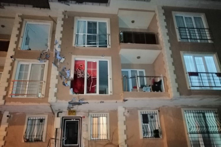 U&ccedil;an &ccedil;atı karşı apartmana ok gibi saplandı