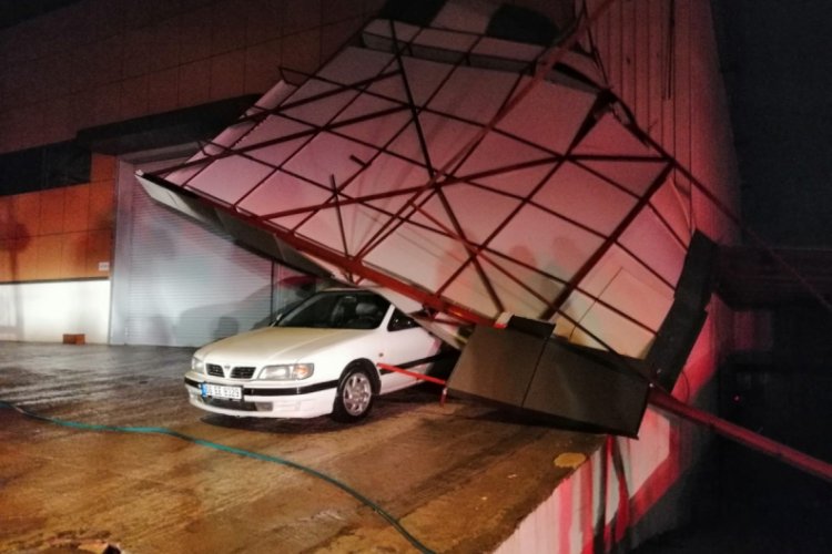 Bir hafta &ouml;nce aldığı aracın &uuml;zerine &ccedil;atı d&uuml;şt&uuml;